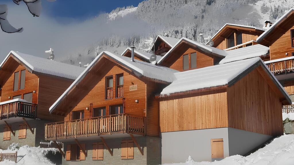 Chalet Le Refuge - Vue exterieure avec les montagnes enneigees