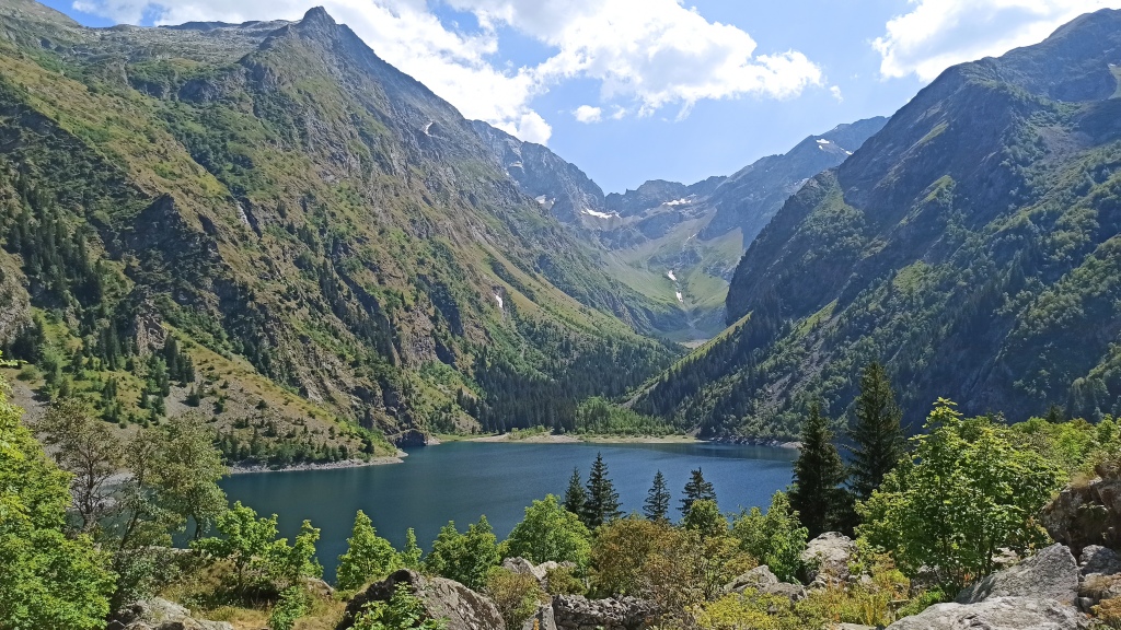 Paysage alpin en ete avec randonneurs